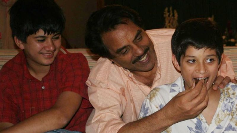 वैसे, धर्मेंद्र अपने पोतों के बेहद करीब है। सनी के बेटों के साथ वे अक्सर थ्रोबैक फोटोज शेयर करते रहते हैं। 