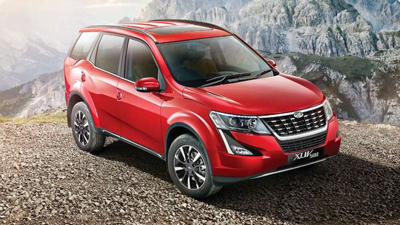 Mahindra XUV500
Mahindra XUV500 में 2.2 लीटर डीजल इंजन दिया गया है। इसमें Android Auto, ऐप्पल कारप्ले और GPS नेविगेशन, इलेक्ट्रिक सनरूफ के साथ 7 इंच का इंफोटेनमेंट सिस्टम भी दिया गया है। भारत में Mahindra XUV500 की कीमत 14.13 से 18.75 लाख (एक्स-शोरूम) है।