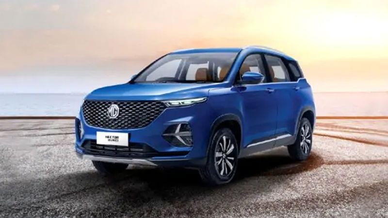 MG Hector Plus
MG Hector Plus में सेवन सीटर है। ये अलग नहीं दिखती है। वहीं, इसकी पांच सीटर 7 इंच TFT स्क्रीन, वॉइस कंट्रोल, स्मार्ट स्वाइप फीचर के साथ इलेक्ट्रीक टेलगेट, ऑटोमेटिक AC, ऑटोमेटिक हैडलैंप, स्टार्ट करने के लिए पुश बटन सिस्टम जैसी सुविधा दी गई है। MG Hector Plus में 1.5 लीटर डीजल इंजन और 2.0 लीटर डीजल पावर प्लांट दिया गया है। इसका इंजन 141 bhp with 250 Nm का है, जिसमें 6 मैनुअल गियर बॉक्स दिया गया है। अगर इसके पेट्रोल और डीजल दोनों ही वैरिएंट के बारे में बात की जाए तो पेट्रोल कार की कीमत 13.63 से 22.1 लाख (एक्स-शोरूम) है और डीजल कार की कीमत 15.04-22.1 लाख (एक्स-शोरूम) है। 