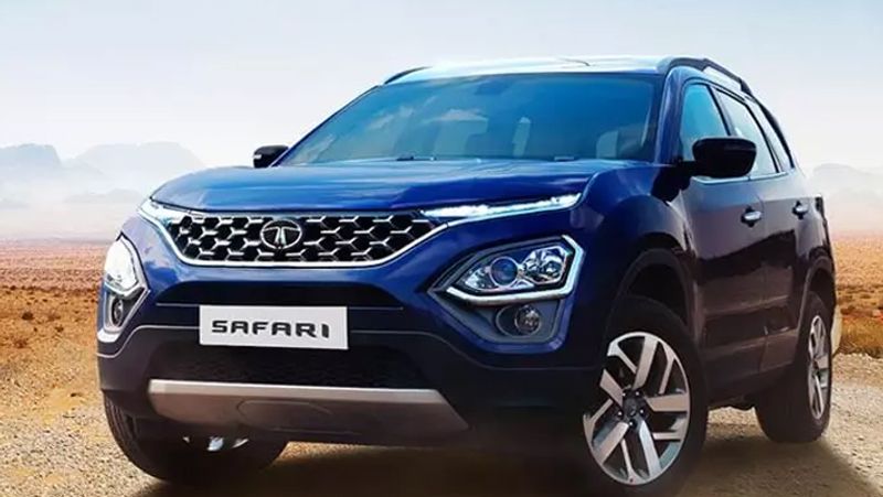 Tata Safari
भारत की फेमस SUV में से एक Tata Safari की भी कार है, जो कि सेवन सीटर के लिए जानी जाती है। Safari के नए मॉडल में ज्यादा स्पेस कई नए फीचर देखने के लिए मिल रहे हैं। इसमें 8.8 इंच iRA के साथ कनेक्टिविटी टच स्क्रीन और 7 इंच TFT डिस्प्ले दी गई है। इसके साथ ही इसमें ऑटोमेटिक AC, रेन सेंसिंग वाइपर्स, ऑटोमेटिक हैडलाइट्स, पावर्ड ड्राइवर सीट और स्टार्स करने के लिए पुश का बटन दबाने की भी सुविधा दी गई है। इसमें 2.0 लीटर डीजल इंजन दिया गया है। इसका इंजन 168 bhp and 350 Nm है। अगर इसकी कीमत पर नजर डाला जाए तो वो 14.69 से 21.45 लाख (एक्स-शोरूम) है। 