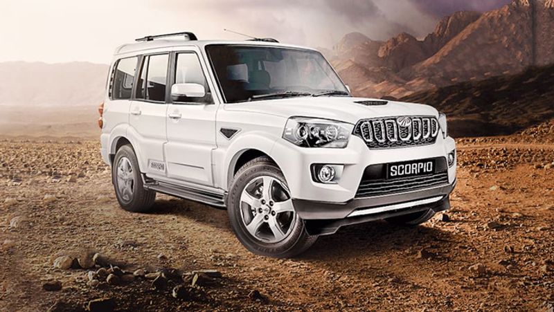 Mahindra Scorpio
Scorpio की सेवन सीटर भी भारत में काफी पॉपुलर है। इसमें 2.2 लीटर mHawk डीजल इंजन दिया गया है। इसमें पांच स्पीड गियर बॉक्स है। हाइयर ट्रिम्स में एक ही इंजन का उपयोग होता है, लेकिन इसमें 140 बीएचपी और 320 एनएम का पीक टॉर्क होता है इन सभी वैरिएंट में छ स्पीड मैनुअल गियर बॉक्स हैं। स्कोर्पियो में मिश्र धातु के पहिए, फ्रंट फॉग लेंस, फुली ऑटोमेटिक टैंपरेचर कंट्रोल, सात इंच टचस्क्रीन इंफोटेनमेंट सिस्टम, GPS, बारिश और लाइट सेंसर्स जैसी सुविधा दी गई है। इसमें 120 bhp to 140 bhp, 280 Nm to 320 Nm जैसी सुविधा दी गई है। वहीं, भारत में इसकी कीमत की बात की जाए तो वो 11.9 लाख से 16.5 लाख (एक्स- शोरूम) है। 