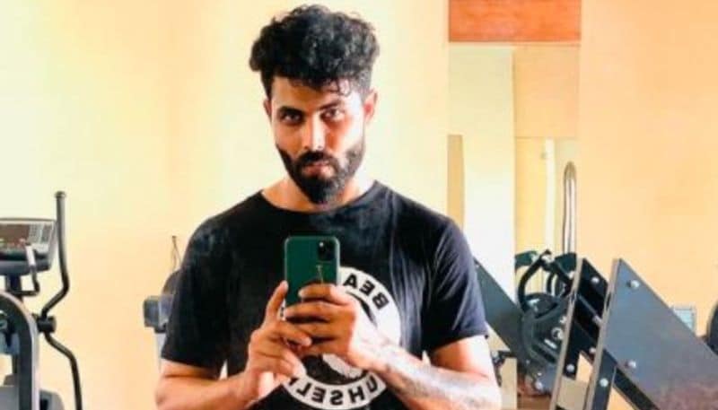 ‘రవీంద్ర జడేజా చాలా క్రేజీ పర్సన్. అతనితో మీరు ఎప్పుడూ, ఎక్కడికి వెళ్లడానికి సాహసం చేయకూడదు. ఎందుకంటే అతను తన క్రేజీనెస్తో మనల్ని ఎప్పుడు ఎలాంటి రిస్క్లో పడేస్తాడో చెప్పలేం...