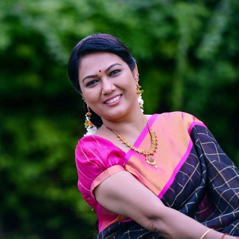 క్యారెక్టర్ ఆర్టిస్గుగా నటిస్తూ టాలీవుడ్లో రాణిస్తున్న హేమ తాజాగా ఓ ఇంటర్వ్యూలో ముచ్చటించింది. తన కెరీర్ గురించి అనేక విషయాలను పంచుకున్న ఆమె పూరీ జగన్నాథ్ లవ్ స్టోరీని, ఆయనకి సంబంధించిన అసలు విషయాలను బయటపెట్టింది హేమ.