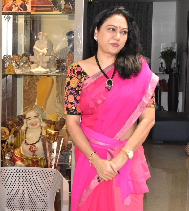 అప్పుడప్పుడు పూరీకి డబ్బులు కూడా ఇచ్చిందట. ఎప్పుడైనా డబ్బు అవసరమైతే తననే అడిగేవాడని, ఆ టైమ్లో తాను పోపు డబ్బాల్లో దాచుకున్న డబ్బుని ఐదు వందలు, వెయ్యి అలా పూరీకి ఇచ్చేదట. ఆ తర్వాత ఆయన కూడా తిరిగివచ్చేవాడట.