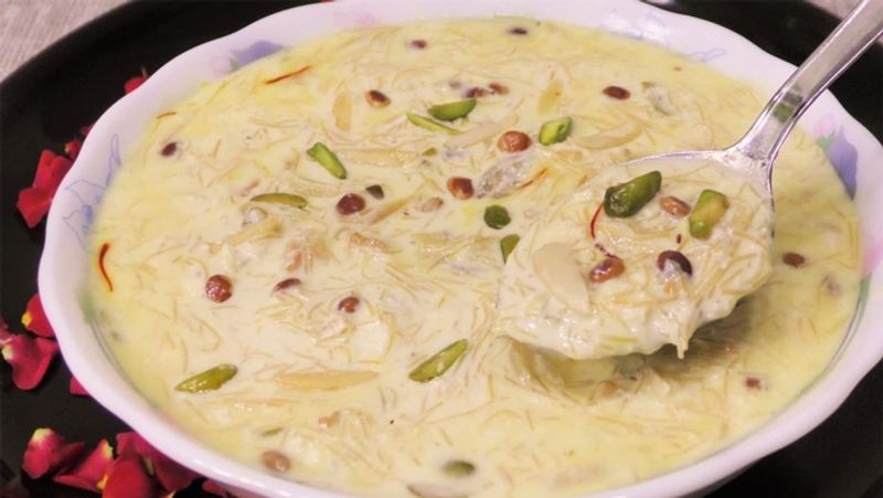 ईद स्पेशल स्वादिष्ट शीर खुरमा तैयार है। इसे ऊपर से ड्रायफ्रूट्स के साथ गार्निश करें। आप इसको गर्म या ठंडा करके इसका लुत्फ उठा सकते हैं।
