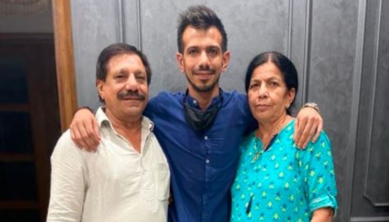 యజ్వేంద్ర చాహాల్ తల్లిదండ్రులు కరోనా బారిన సంగతి తెలిసిందే. తన తల్లి కరోనా నుంచి దాదాపు కోలుకుందని, తండ్రి పరిస్థితి కాస్త సీరియస్గా ఉందని తెలియచేశాడు యజ్వేంద్ర చాహాల్...