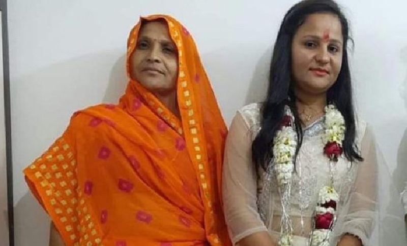 बता दें कि बिनायका गांव में रहने वाले इस पीड़ित परिवार के इस घटना से पूरा गांव दुखी है। बेटी संगीता के दादा कन्हैया लाल (72) इस गांव के सरपंच रह चुके थे। जिनकी दो साल पहले मौत हुई है। वहीं पिता बद्रीलाल (47) का एक साल पहले साइलेंट हार्ट अटैक के चलते निधना हो गया। अब इस परिवार में बद्री बाई (45), 3 पोते-पोतियां बचे थे। लेकिन मां-बेटी की मौत होने से पूरे परिवार की खुशियों को ग्रहण लग गया। (मृतक मां-बेटी, फाइल फोटो)