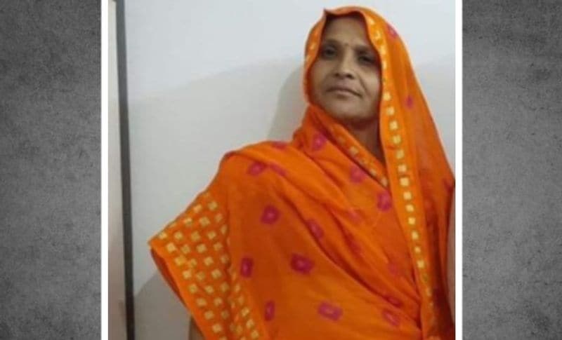संगीता जयपुर से B.Tech. सिविल इंजीनियरिंग की पढ़ाई कर रही थी। उसकी पढ़ाई की वजह से ही परिवार ने शादी को स्थागित कर दिया था। लेकिन कोरोना ने इस कदर कहर बरपाया कि ना तो उसकी पढ़ाई हो पाई और ना ही उसकी शादी हो सकी। उससे पहले ही संक्रमण उसको लील गया। इस दुखद घटना के बाद से परिवार के साथ पूरे गांव में मामत पसर गया। (मृतक मां बद्री बाई, फाइल फोटो)