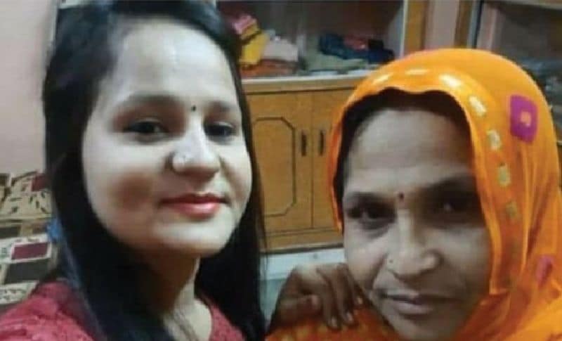 दरअसल, यह घटना कोटा जिले के बिनायक गांव की है। जहां मंगलवार रात बद्री बाई (45) नाम की महिला की कोरोना से मौत हो गई। परिवार के लोगों ने बुधवार सुबह उसका अंतिम संस्कार किया। अभी चिता की आग ठंडी भी नहीं हुई थी कि दो घंटे बाद मृतक महिला की बेटी संगीता की भी मेडिकल कॉलेज से मौत की खबर आ गई। इस तरह 12 घंटे के अंदर मां बेटी की मौत बाद परिवार में मातम पसर गया।