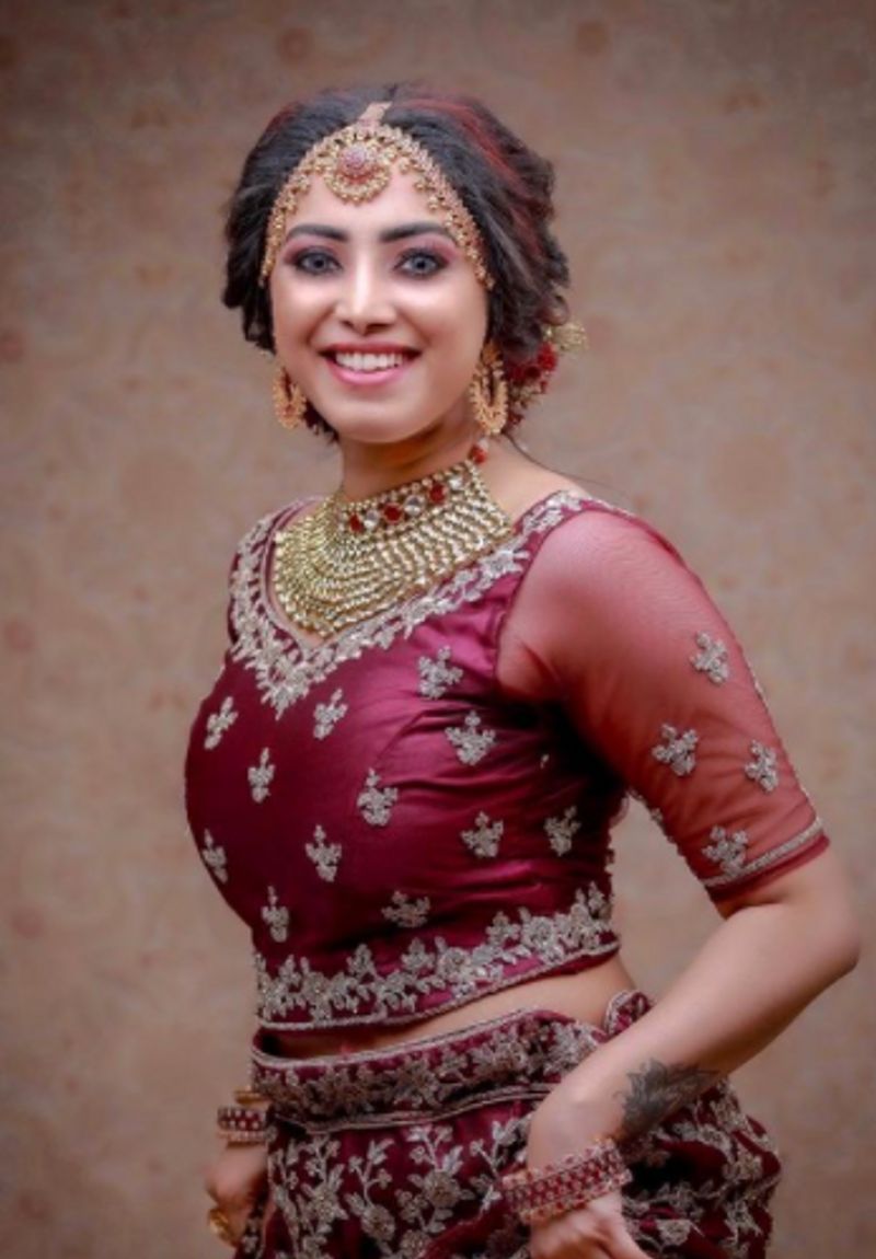എല്ലാവര്ക്കും ചെറിയ പെരുന്നാള് ആശംസകള് നേരുകയാണ് അമേയ.