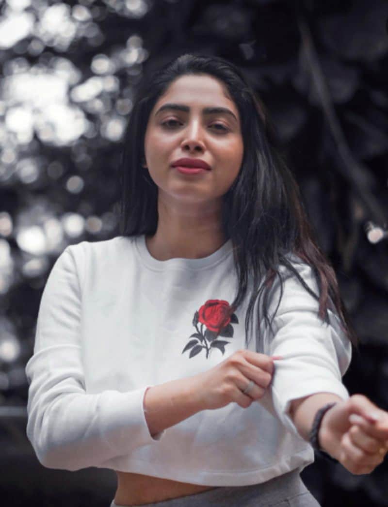 കൊവിഡിനെ കുറിച്ച് വ്യാജ വാര്ത്തകള് പ്രചരിപ്പിക്കുന്നവരെ കായികമായും നിയമപരമായും നേരിടുമെന്നായിരുന്നു അമേയ എഴുതിയത്.