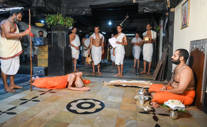 ನಂತರ ಸೋದೆ ವಾದಿರಾಜ ಮಠಾಧೀಶರಾದ ಶ್ರೀವಿಶ್ವವಲ್ಲಭ ತೀರ್ಥ ಶ್ರೀಪಾದರು ನೂತನ ಯತಿಗಳಿಗೆ ಸಂನ್ಯಾಸಾಶ್ರಮದಂಗವಾಗಿ ಕಲಶಾಭಿಷೇಕವನ್ನು ನೆರವೇರಿಸಿ, ಪ್ರಣವ ಮಂತ್ರೋಪದೇಶ ಮಾಡಿದರು.