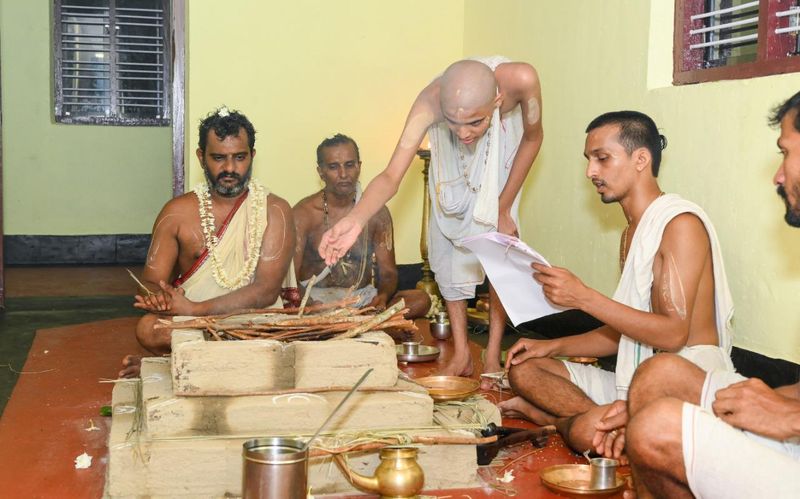 ಶಾಕಲ ಹೋಮ, ವಿರಜಾ ಹೋಮ, ಪ್ರೈಷೋಚ್ಚಾರಣೆ ಮೊದಲಾದ ಧಾರ್ಮಿಕ ವಿಧಿ ವಿಧಾನಗಳನ್ನು ಅವಧಾನಿ ಸುಬ್ರಹ್ಮಣ್ಯ ಭಟ್ಟ ಹಾಗೂ ವಿದ್ವಾನ್ ಗಿರಿರಾಜ ಉಪಾಧ್ಯಾಯರುನೆರವೇರಿಸಿದರು.