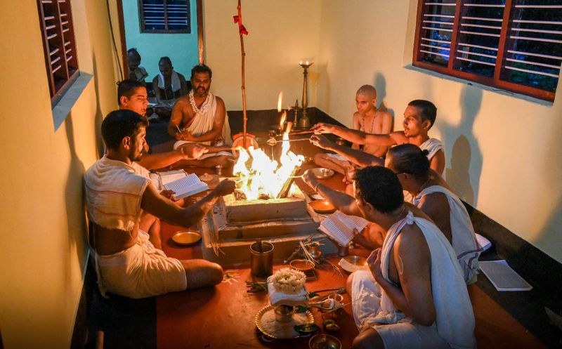 ದಿವಾನರಾದ ಶ್ರೀನಿವಾಸ ತಂತ್ರಿಗಳು ಹಾಗೂ ವಟುವಿನ ಪೋಷಕರಾದ ಶ್ರೀವಿದ್ಯಾ ಮತ್ತು ವಿದ್ವಾನ್ ಉದಯಕುಮಾರ ಸರಳತ್ತಾಯರು ಉಪಸ್ಥಿತರಿದ್ದರು.