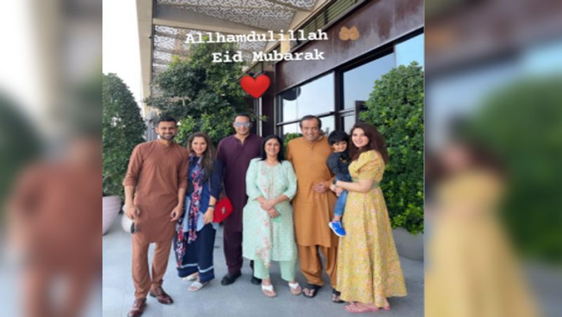 फैमिली संग मना रहें ईद
सानिया और शोएब इस समय अपने परिवार के साथ ईद का त्योहार मना रहे हैं। जिसकी फोटो अपनी इंस्टा स्टोरी पर शेयर कर उन्होंने लिखा कि अल्हम्दुलिल्लाह ईद मुबारक।