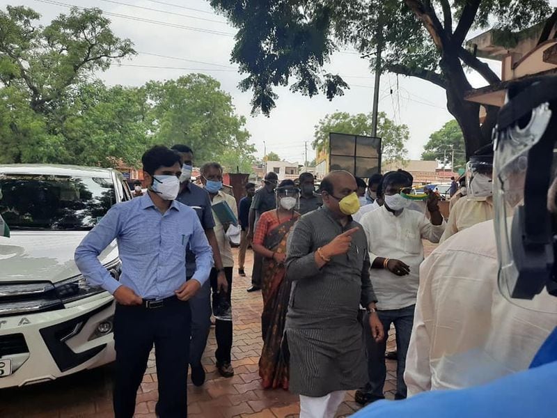 ಉಸಿರಾಟದ ಸಮಸ್ಯೆಯಿಂದ ಬಳಲುವ ಕೋವಿಡ್ ಸೋಂಕಿತರ ಪ್ರಾಣ ಕಾಪಾಡುವ 25 ಆಕ್ಸಿಜನ್ ಕಾನ್ಸಂಟ್ರೇಟರ್ಗಳನ್ನು ಶಿಗ್ಗಾಂವಿ ಸಾರ್ವಜನಿಕ ಆಸ್ಪತ್ರೆಗೆ ಸಚಿವ ಬಸವರಾಜ ಬೊಮ್ಮಾಯಿ ಹಸ್ತಾಂತರಿಸಿದರು.