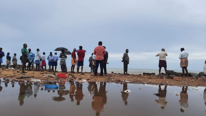 അടുത്ത 3 മണിക്കൂറിൽ തിരുവനന്തപുരം, കോട്ടയം, എറണാകുളം, ജില്ലകളിൽ 40 കി.മി. വരെ വേഗതയിൽ വീശിയടിച്ചേക്കാവുന്ന കാറ്റിനും ഇടിമിന്നലോട് കൂടിയ മഴയ്ക്കും സാധ്യതയുണ്ടെന്ന് കേന്ദ്ര കാലാവസ്ഥ വകുപ്പ് പുലർച്ചെ നാല് മണിക്ക് പുറത്തിറക്കിയ മുന്നറിയിപ്പിൽ പറയുന്നു.