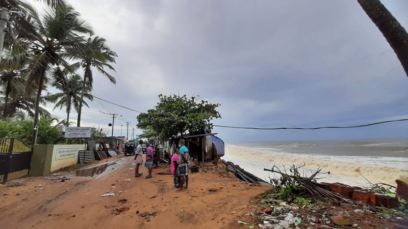 ആലപ്പുഴയിലെ ഒറ്റമശ്ശേരി, വിയാനി, പുന്നപ്ര ഉൾപ്പെടെയുളള പ്രദേശങ്ങളിൽ കടലിനോട് ചേർന്ന വീടുകളിലും പരിസരങ്ങളിലും കഴിഞ്ഞ ദിവസം വെളളം കയറിയിരുന്നു. തിരുവനന്തപുരം പൊഴിയൂരിലും ശക്തമായ കടലേറ്റം തുടരുകയാണ്.
