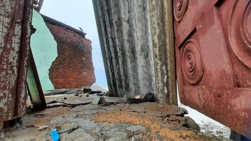 പ്രദേശവാസികളെ സമീപത്തെ ക്യാമ്പുകളിലേക്ക് മാറ്റി. കോഴിക്കോട് കൊയിലാണ്ടി, കാപ്പാട്, തോപ്പയിൽ, ഗോതീശ്വരം ഭാഗങ്ങളിലും കടൽക്ഷോഭം ശക്തമാണ്. മഴയും കടലേറ്റവും തുടർന്നാൽ സംസ്ഥാനത്ത് കൂടുതൽ ദുരിതാശ്വാസ ക്യാമ്പുകൾ തുറക്കേണ്ടി വരും.