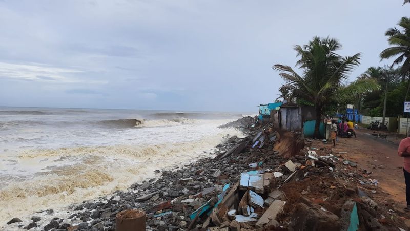 തോപ്പയിൽ ഭാഗത്ത് പത്ത് വീടുകളിൽ വെള്ളം കയറി. ഇവിടുത്തുകാരുടെ ഓർമ്മയിൽ ഇതാദ്യമായാണ് പ്രദേശത്ത് കടൽ ക്ഷോഭത്തെ തുടർന്ന് വീടുകളില് വെള്ളം കയറുന്നത്. നിനച്ചിരിക്കാതെ വെള്ളം അടിച്ചുകയറിയതോടെ പലരും വീടുകൾക്കുള്ളിൽ കുടുങ്ങി.