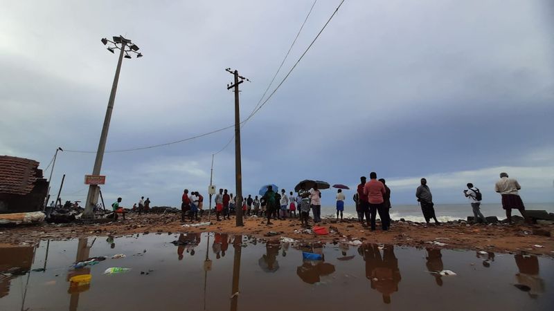 നാട്ടുകാർ ചേർന്നാണ് വീടുകൾക്കുള്ളിൽപെട്ടുപോയവരെ തൊട്ടടുത്ത വീടുകളിലേക്ക് മാറ്റി പാർപ്പിച്ചത്. കൂടുതൽ വീടുകളുടെ മുറ്റത്തേക്ക് വെള്ളം കയറിയതോടെ തോപ്പയിൽ എൽപി സ്കൂൾ, മദ്രസ്സഹാൾ എന്നിവിടങ്ങളിലേക്ക് ആളുകളെ മാറ്റിപ്പാർപ്പിക്കാനുള്ള സൗകര്യം ഒരുക്കി. കൊവിഡ് പരിശോധനയ്ക്ക് ശേഷമായിരുന്നു ആളുകളെ മാറ്റി താമസിപ്പിച്ചത്.