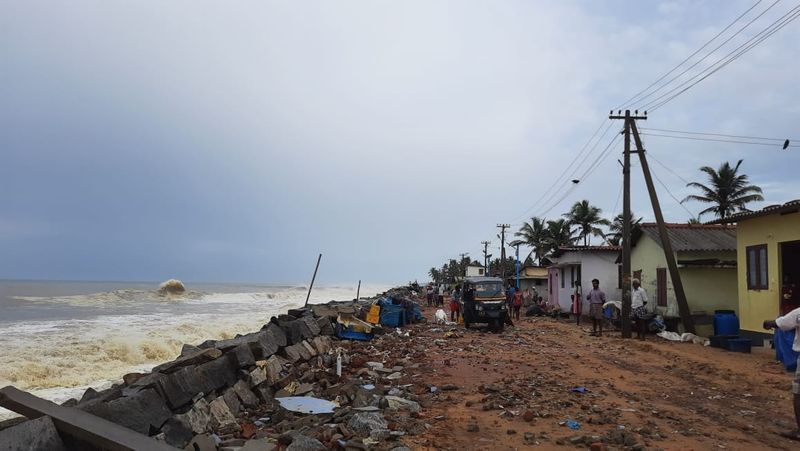 കടല്ക്ഷോഭത്തിന്റെ പശ്ചാത്തലത്തില് മത്സ്യബന്ധനത്തിന് പോകരുതെന്ന് സര്ക്കാര് കര്ശന നിര്ദ്ദേശേം നല്കിയിട്ടുണ്ട്. മഴ ശക്തിപ്രാപിച്ചതിനെത്തുടർന്ന് കുട്ടനാട്ടിലെ വെള്ളപ്പൊക്കം തടയുന്നതിന്റെ ഭാഗമായി തോട്ടപ്പള്ളി പൊഴി മുറിക്കുന്നതിനുള്ള ജോലികൾ ആരംഭിച്ചു.