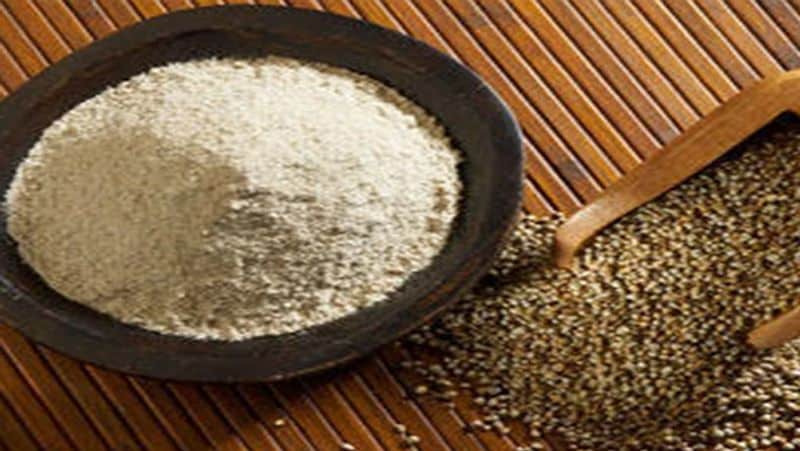 बाजरा के फायदे
बाजरा खाने से शरीर को बहुत फायदा मिलता है। यह शरीर को तो गर्म रखता ही है, साथ ही इसमें प्रोटीन, विटामिन बी, कैल्शियम, फाइबर और एंटी ऑक्सीडेंट पाए जाते हैं, जो हमारे लिए अच्छे होते हैं। ये ब्लड प्रेशर को भी कंट्रोल करता है। 