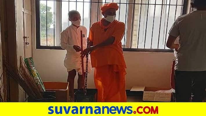 Gavisiddeshwara Swamiji Sweeping at Covid Care Center in Koppal grg Gavisiddeshwara Swamiji Sweeping at Covid Care Center in Koppal grg