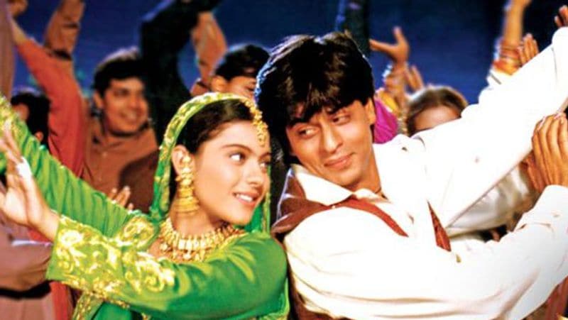 1995 में आई बॉलीवुड की आइकॉनिक फिल्म दिलवाले दुल्हनिया ले जाएंगे में शाहरुख खान और काजोल ने लीड रोल प्ले किया। शाहरुख से पहले यह फिल्म सलमान खान को भी ऑफर हुई थी, लेकिन उन्होंने किसी कारण से इसमें काम करने से मना कर दिया। 