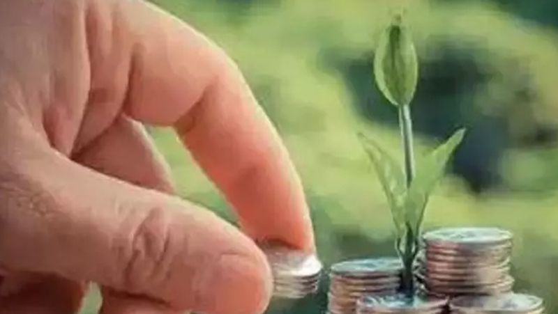 लाइफ और हेल्थ इंश्योरेंस है जरूरी
संकट के समय में आपके पास मेडिकल और लाइफ इंश्योरेंस का प्लान होना जरूरी है। अगर कभी आपके पास मेडिकल इमरजेंसी की स्थिति आती है तो आप हेल्थ पॉलिसी के जरिए इसे पूरा कर सकते हैं। अगर आपके पास हेल्थ पॉलिसी नहीं होगी तो आप के लिए मुश्किलों का सामना करना पड़ेगा।

