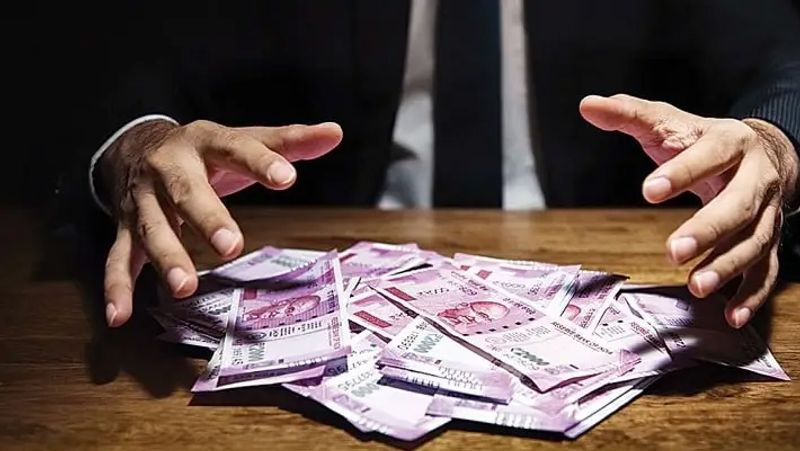एक ही जगह नहीं इन्वेस्ट करें पैसा
अपना पूरा पैसा एक ही जगह इन्वेस्ट नहीं करें। अपने पैसे को दो से तीन- जगहों में इन्वेस्ट करें। एक ही जगह पैसा लगा देने से पैसे डूबने का भी डर रहता है क्योंकि मार्केट में लगातार उतार-चढ़ाव होता रहता है इसलिए पैसे को अलग-अलग जगहों पर लगाएं। 