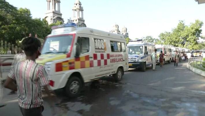 Covid patients waiting outside hospital in ambulance chennai high court new order to TN Government Covid patients waiting outside hospital in ambulance chennai high court new order to TN Government