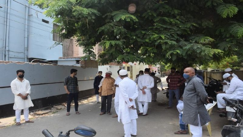 <p>मेराजुद्दीन उर्फ मेराज अली को पिछले साल अक्टूबर में वाराणसी में जैतपुरा थाने की पुलिस ने गिरफ्तार किया था। छानबीन में फर्जी तरीके से बनवाए गए नौ लाइसेंसी पिस्टल और रायफल की जानकारी हुई थी। </p>
