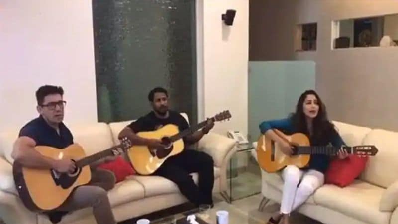 लिविंग रूम में एक कॉर्नर पर 3 गिटार रखे हुए हैं। गौरतलब है, डॉक्टर नेने और माधुरी के दोनों बेटे बहुत अच्छा गिटार प्ले करते हैं।