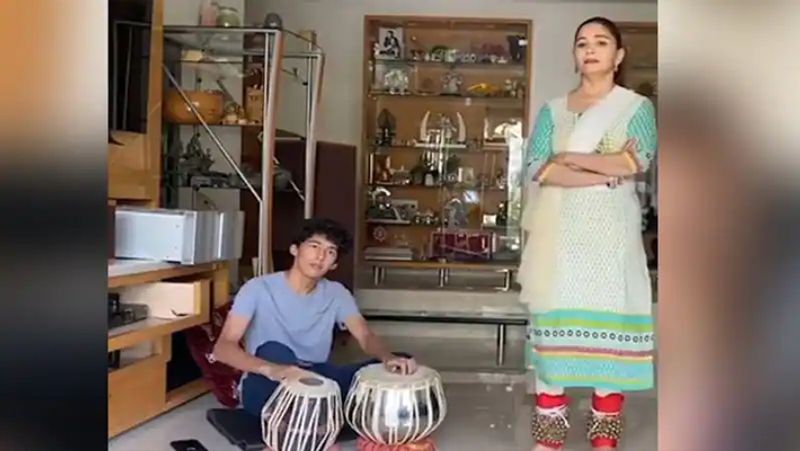 उनके घर के लिविंग एरिया में ग्लास का खूबसूरत पार्टिशन भी है। जो स्पेस को डिवाइट करता है।