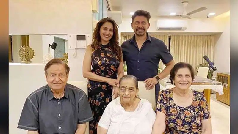 उनके घर का डाइनिंग ऐरिया, लिविंग ऐरिया से ही जुड़ा हुआ है। यहां पर भी उन्होंने एक खूबसूरत सी पेंटिंग लगा रखी है। यहां एक फर्नीचर पीस है जिसमें सुंदर क्रॉकरी सेट्स रखे हैं। साथ ही लाइट बेज कलर के कर्टेंस लगे हुए हैं।