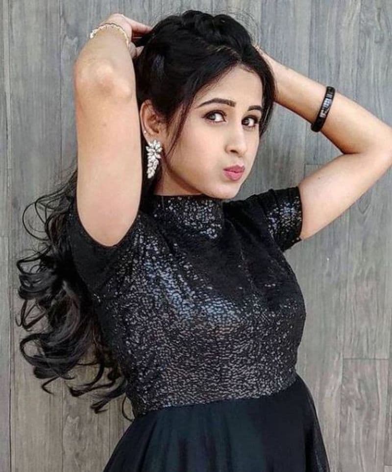 வாவ்... கியூட் ரியாக்க்ஷனில் கொள்ளை கொள்ளும் அழகி 