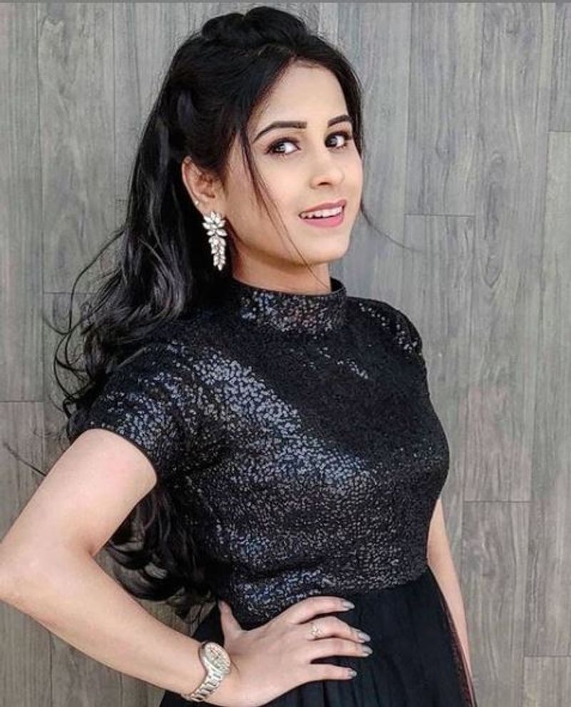 சிரிப்பால் சிதறடிக்கும் அழகி 