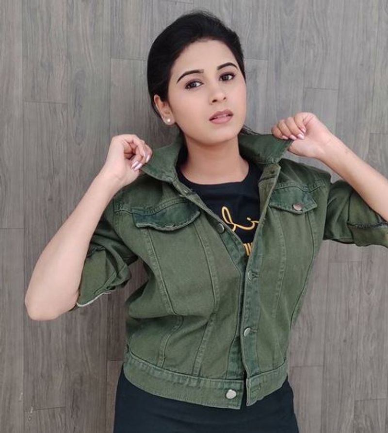 டீ - ஷிர்டில் கலக்கல் போஸ் 