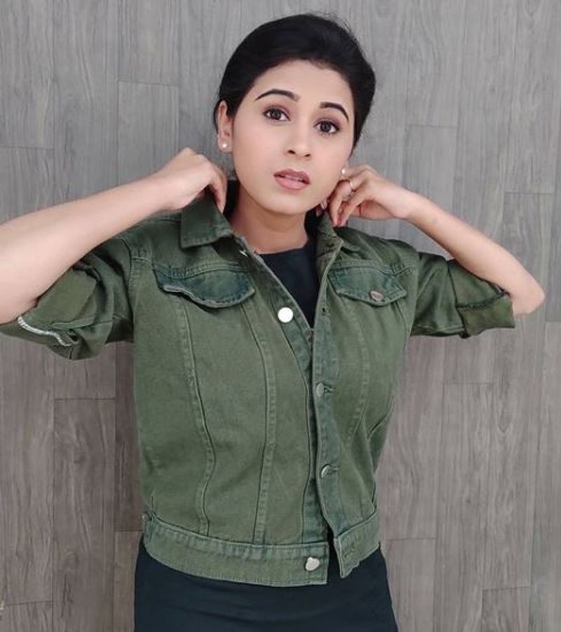 ஷர்டை பிடித்து கொண்டு ஸ்டைலிஷ் புகைப்படம் 