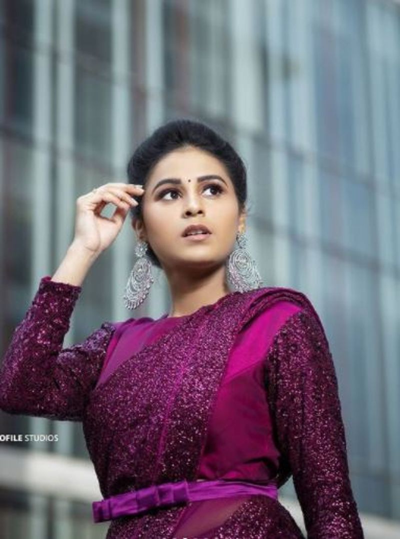 பாக்குறதுக்கு பழைய பட ஹீரோயின் போலவே இருக்காங்களே 