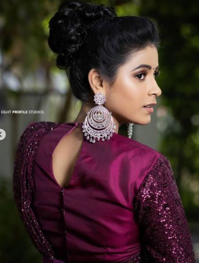 செவ்வந்தி பூ போல் கியூட் போஸ்
