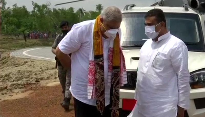 ভোট পরবর্তী হিংসায় আক্রান্তদের পাশে দাঁড়াতেই রাজ্য়পালেরএই জেলা সফর। তাঁকে স্বাগত জানিয়েছেন রাজ্যের বিরোধী দলনেতা শুভেন্দু অধিকারী।