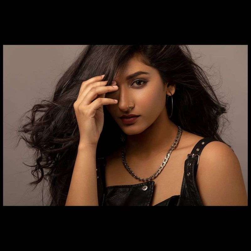 నిలువెత్తు అందాలు చూపిస్తూ గ్లామర్ హీరోయిన్స్ కి కూడా సవాలు విసురుతుంది విష్ణు ప్రియ. విష్ణు ప్రియ అందాలు చూస్తే మాత్రం వెండితెరపైకి ప్రమోషన్ ఇచ్చేయాలని అనిపించడం ఖాయం. ఒక్కసారి వెండితెర ఎంట్రీ ఇస్తే దున్నేస్తుందేమో అనిపిస్తుంది విష్ణుప్రియ.