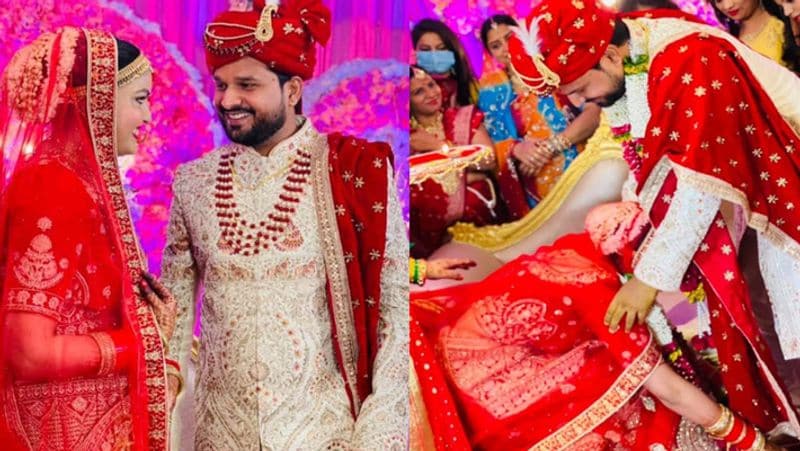 कोरोना के नियमों को ध्यान में रखते हुए रितेश ने शादी परिवारवालों और कुछ खास दोस्तों की मौजूदगी में की। कपल की शादी सभी रस्में वाराणसी में हुई।