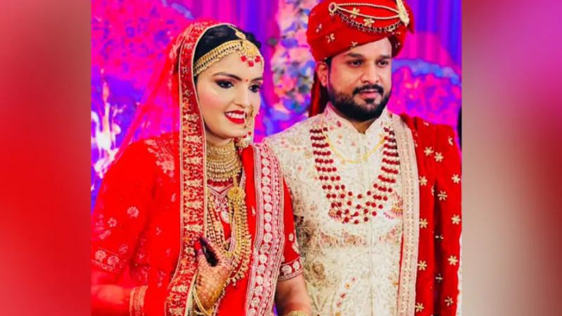 सामने आई फोटोज में रितेश की नई नवेली दुल्हन सुर्ख लाल रंग के जोड़े में बेहद खूबसूरत नजर आ रही है। वैशाली हैवी नेकलेस, मांग टीका, बड़ी नथ पहने बेहद सुंदर नजर आई। वहीं रितेश ने क्रीम और लाल रंग की शेरवानी पहनी थी।