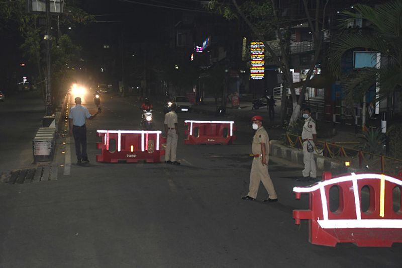 নাইট কার্ফু রাত ৯টা থেকে সকাল ৫টা পর্যন্ত জারি থাকবে নাইট কার্ফু।ব্যতিক্রম - শুধুমাত্র জরুরী ও অত্যাবশ্যকীয় পরিষেবার কর্মীরা ছাড় পাবেন।
