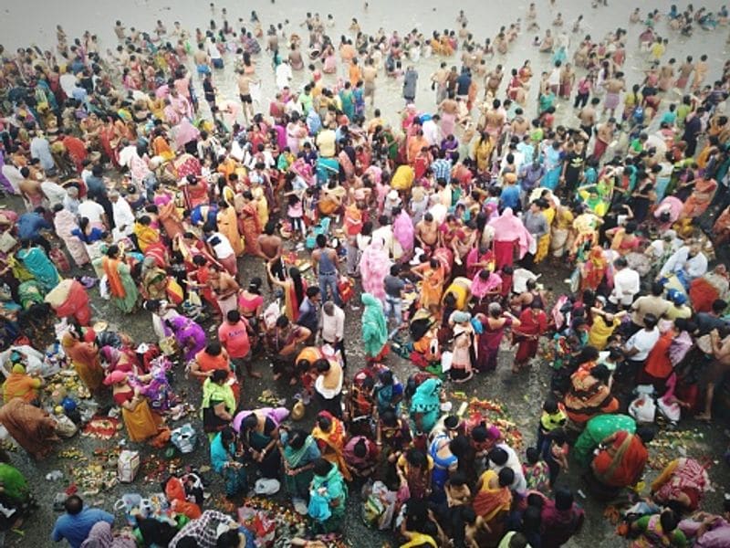 জমায়েত নিষিদ্ধ সমস্ত ধর্মীয়, রাজনৈতিক, সাংস্কৃতিক শিক্ষামূলক সমাবেশ।ব্যতিক্রম - বিবাহের অনুষ্ঠান করা যাবে। শারীরিক দূরত্বের বিধি মেনে মাত্র ৫০ জনের জমায়েত করতে হবে। সৎকারের কাজে জমায়েতের অনুমতি দেওয়া হবে ২০ জনের।