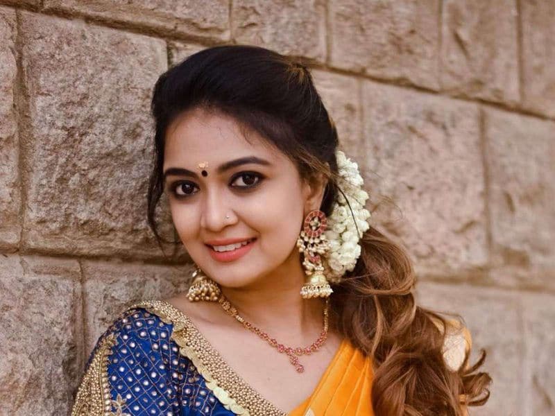 వివరాల్లోకి వెళితే.. తమిళ నటి సౌందర్య నందకుమార్ సోషల్ మీడియాలో చెప్పుకోలేని చేదు అనుభవం ఎదుర్కొంది. ఒక వ్యక్తి ఏకంగా నీవు అంటే నాకు ఇష్టం నా కోరిక తీర్చుతావా నీకు ఎంత డబ్బు కావాలంటే అంత డబ్బు ఇస్తానంటూ ఆఫర్ చేశాడు.