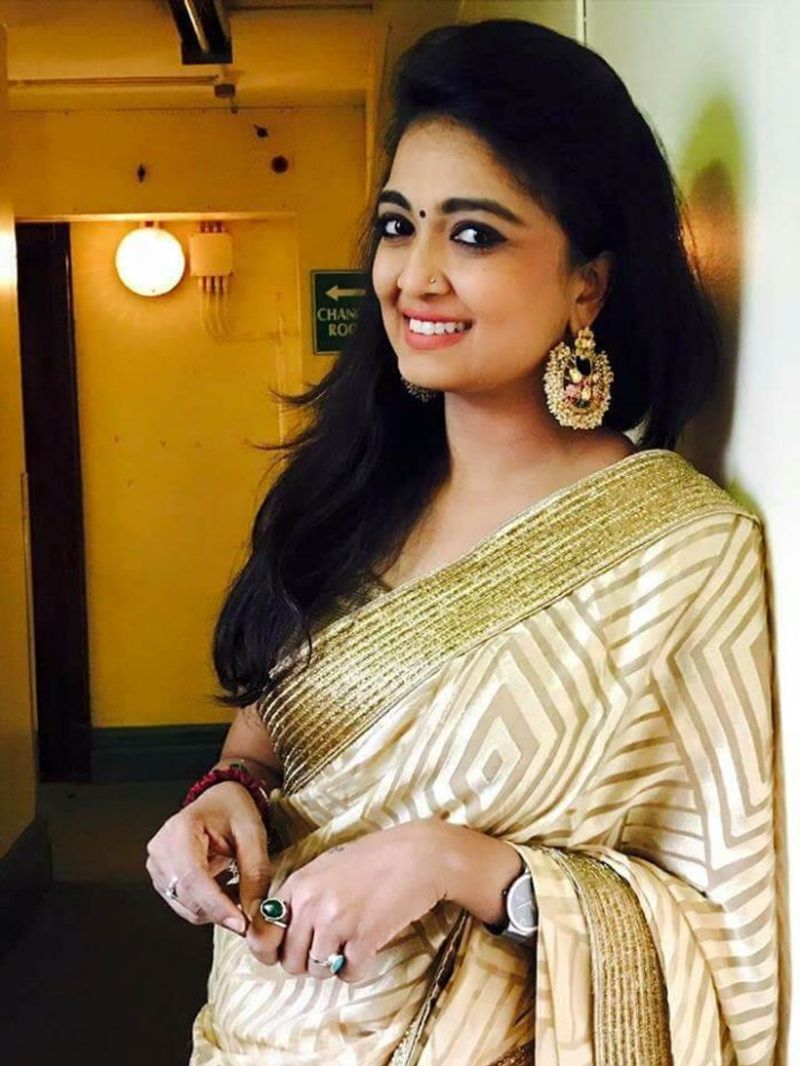 నిన్ను చూస్తేనే మూడ్ వస్తుందని కూడా సౌందర్యను ఉద్దేశించి కామెంట్స్ చేశాడు. అతడి మెసేజ్ ను సౌందర్య షేర్ సోషల్ మీడియాలో చేసింది. ఇలాంటి వెదవలను ఏం చేయాలంటూ ప్రశ్నించింది.